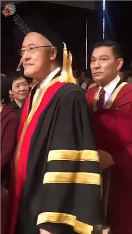 刘德华虽然年近六十，却还一直在努力，并拿到香港大学荣誉博士学位，这或许就是他红几十年的原因，恭喜刘博士了