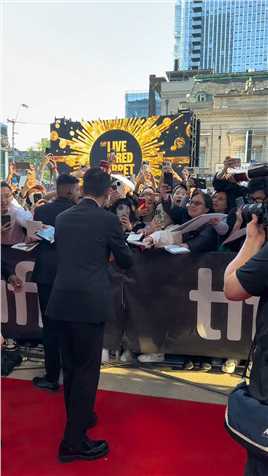  刘德华 亮相多伦多国际电影节红毯、连背影都那么帅的男人，在国外他依然有大批的粉丝为他尖叫，真正的人气王👍 