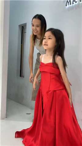 啊⋯我也想穿这么漂亮的红礼服跟着老师去走T台⋯🥴🥴#少儿模特 #t台走秀 #舞蹈 #走出气质走出范儿