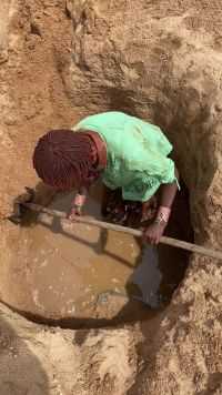 非洲原始部落挖水井，挖到有水就不挖了