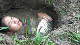 女子在河中解暑，一条大鱼却自己送上门，全程真是太惊险了!#农村#野外生存#捕鱼#奇葩#戏精