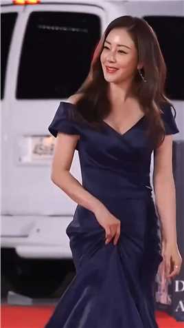 韩国国民演员吴娜拉与第一美女金喜善撞脸了，她凭借着颜值相似的容貌，走上热搜，不得不服韩国整容技术是真厉害



