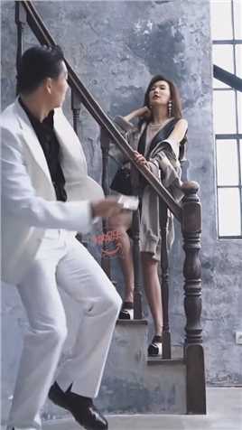 近期 #林志玲 和老公 #黑泽良平 拍摄一组封面，期间两人各种熺戏打闹甚是恩爱