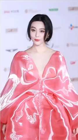 范冰冰亮相韩国釜山国际电影节红毯，红毯女王霸气回归，咋就说这气势国内哪个女星行还得是范爷啊