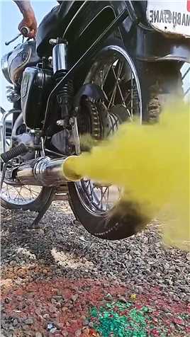 #国外小哥在摩托车的喷气管里塞入各种不同的粉末