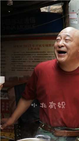 #电影亚洲舞王 贾冰赵四拍戏现场，贾冰端着手里的早餐，看着赵四一口干了他的早餐，然后.....