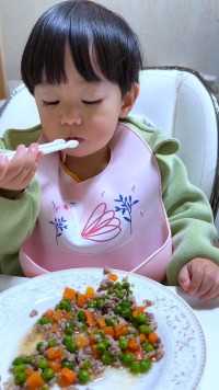 豌豆炒肉可以锻炼宝宝手指精细动作和学习用筷子吃饭，培养动手能力自主进食学习用筷子吃饭动手能力培养自主进食训练免费早教