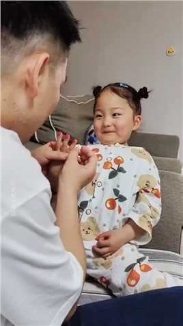 这父女俩聊着聊着，就开始互相调侃