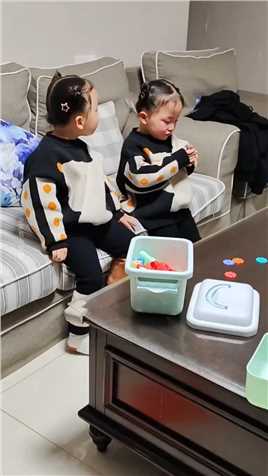 虽然吵的鸡飞狗跳，但是一点也不妨碍两人手拉手上厕所