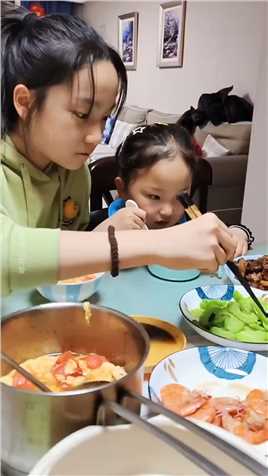 到底是亲姐妹呀，彼此了解得透透的