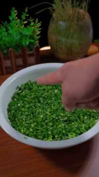 怎么做到韭菜馅脆绿不出汤呢？原来包子铺都这种粉末！