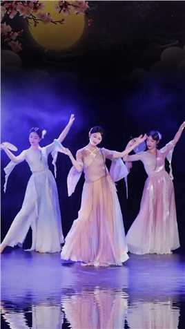 仙女女们喜迎中秋啦～但愿人长久中秋节古典舞韩婳原创编舞零基础学舞蹈出镜（从左至右）：悦、婳、燕