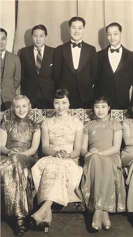 1936年，胡蝶在家中招待首位打入好莱坞的华裔女星黄柳霜