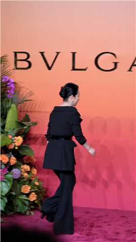 44岁的#秦海璐 参加活动，一身黑色套装亮相红毯。依然气场十足。有作品有演技的人果然自信。#宝格丽 #明星同款 #明星穿搭 #明星造型 .mp4



