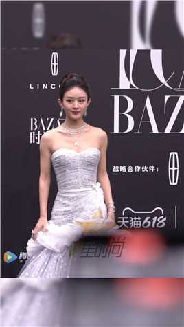 不得不说#赵丽颖 的脸也太小了吧。今天这套礼服也超美，像公主一样。#时尚 #红毯造型 #美到发光.mp4



