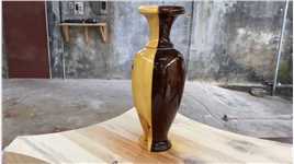 #创意 #创作者扶持计划 #废品变宝手工制作 #高手在民间 #花瓶 小伙花200请了一个木匠师傅，师傅把木头改造成精美的花瓶，小伙转头卖了7000，这下小伙发达了。