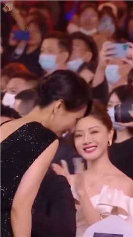 恭喜袁泉凭借电影中国医生荣获36届百花奖最佳女主角，并落泪感谢剧组以及贾玲的帮助