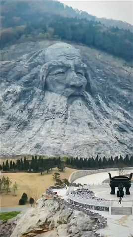 襄阳发现一座伏羲像，整座山雕刻而成，高约70.5米，长约230米，鼻孔能容纳十几人，真是奇观！