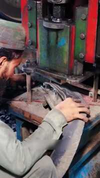 巴基斯坦的工人正在制作两轮滚筒橡胶