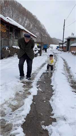 这走路姿势不能说很像吧，应该是一模一样了，还有这小家伙最后扬雪的画面逗得我们眼泪都笑的飞起来了