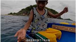 男孩坐着简易的渔船，竟能钓到几十斤海鱼#户外捕鱼 #钓鱼 #渔民生活实拍