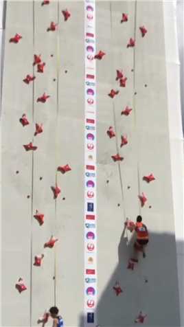 世界攀岩大赛上的中日对决！中国攀岩王钟齐鑫直接秒杀日本选手夺冠！太牛了！