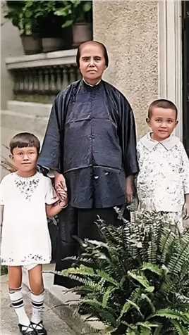 30年代，中山先生的原配卢慕贞和孙子外出散步时的珍贵留影。