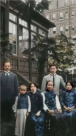 这是1914年孔祥熙与宋霭龄在日本横滨结婚后和岳父一家的珍贵合影