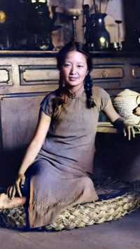 1940年，云南，这位才女头梳两条辫子，身穿短袖旗袍，脚穿白皮鞋，坐在蒲团上，端庄秀气，气质不俗，尽显大家闺秀风范。