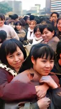 1995年，广州火车站年轻漂亮的打工妹。