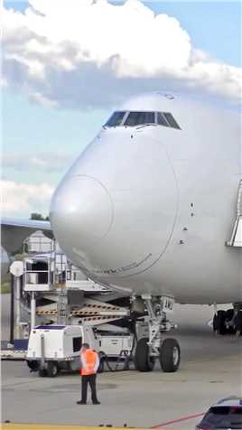 波音747货运飞机，开启机鼻货舱门过程