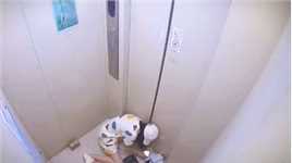 监控下的一幕！妙龄少女牵狗坐电梯，一个失误让她后怕一辈子。#监控下的一幕#监控下的倒霉蛋#电梯安全#真实事件