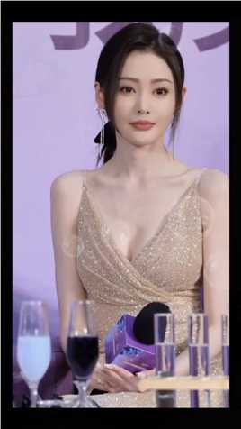 张天爱 身高165cn 原名张娇，出生于黑龙江省绥化市，中国内地影视女演员，毕业于北京电影学院