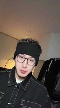 均价百元搞定四件入春轻薄搭配单品～牛仔外套、卫衣、冲锋衣、阔腿牛仔裤要啥有啥！