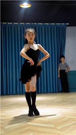 国标女孩,瞬间的回眸一笑，总是被时光所惊艳拉丁舞陈滢竹舞蹈圈国标少年