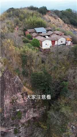 在广东发现一户人家，房子建在山顶上，每次上下山来回、真的方便吗。#住进风景里#山顶美景#山顶人家