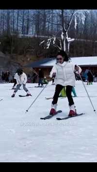 搞笑视频冬季的滑雪场里游客纷纷前来体验滑雪的快乐刺激。看这位美女还没掌握滑雪的技巧就顺着游高向下滑去，美女一路尖叫带呐喊，顺时间来到了小哥的身边，帅哥一下的就扑倒在美女的身上，看上去尴尬至极，网友说了这是上天的安牌，天赐良缘