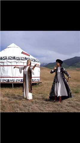 雪山之下，草原之中，叫上你的好闺蜜一起跳舞吧，新疆闺蜜的日常文娱活动，就是跳舞。新疆美女闺蜜，新疆是个好地方，新疆舞蹈，新疆旅行。新疆，伊犁，察布查尔，白石峰。