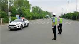 高考首日大连公安交警“暖心”护考