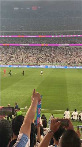 阿根廷vs澳大利亚 球迷冲进场内拥抱梅西……惊了