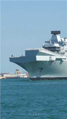 返回母港朴茨茅斯的HMS“伊丽莎白女王”号航母！