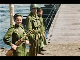 历史上的今天1945年4月26日。美军第69步兵师师长埃米尔·莱茵哈特少将和苏军第58步兵步兵师师长弗拉基米尔·鲁萨科夫少将在易北河畔会面。一切就绪，对柏林的总攻即将打响易北河会师二战珍贵影像苏联历史二战二战苏德战争