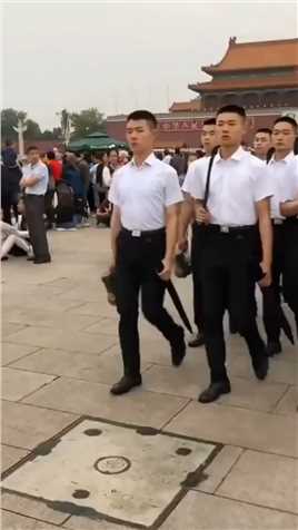 走着走着突然转身的那一刻实在是帅爆了！这就是全世界最帅的中国🇨🇳军人，没有之一！！！