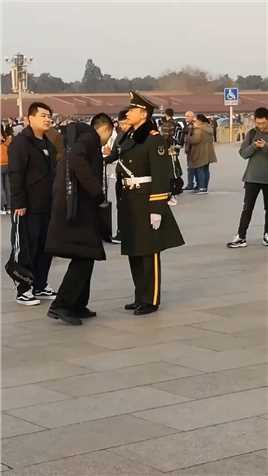 眼前这一幕，你愿意为中国🇨🇳军人的这份浓浓的兄弟情点赞吗？