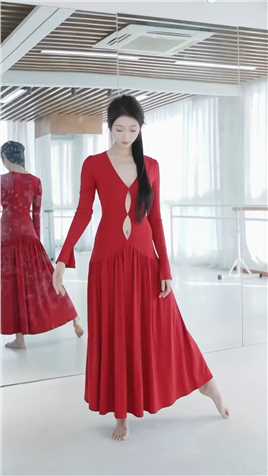 喜欢这件红色的衣服，可是不好意思穿出去#一字马 #古典舞 #大长腿