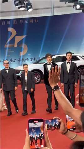 胡歌吴磊亮相上海电影节开幕式红毯，梅常苏飞流再度同框满满的回忆，如今吴磊已经长大了，胡歌也已结婚生子，时间过得真快！
