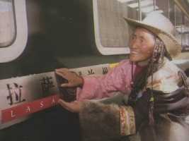 2006年7月1日，青藏铁路全线通车运营，不知多少名铁道兵牺牲的巨大工程造福了无数藏民，通车那天一位藏民笑着抚摸着列车。
