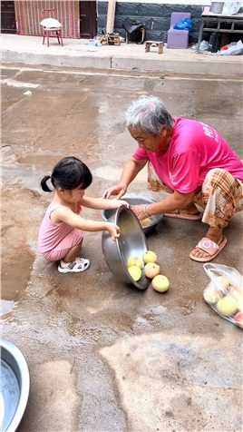 小孩能有什么坏心思，只是不喜欢吃桃子而已。记录真实生活外婆带娃