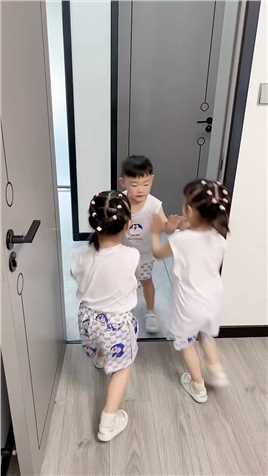 三胞胎的日常生活 哥哥说在跟妹妹玩堵门的游戏，不让打扰他们！