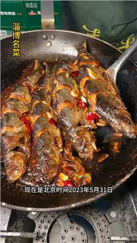 淄博除了烧烤还有很多本地菜，煎青鱼和砸鱼汤非常有特色